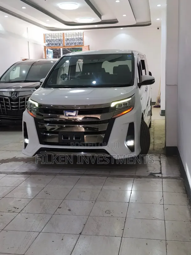 Toyota Noah 1.8 FWD Hybrid 7-Seater 2020 White - 1