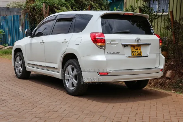 Toyota Vanguard 2011 White - 1