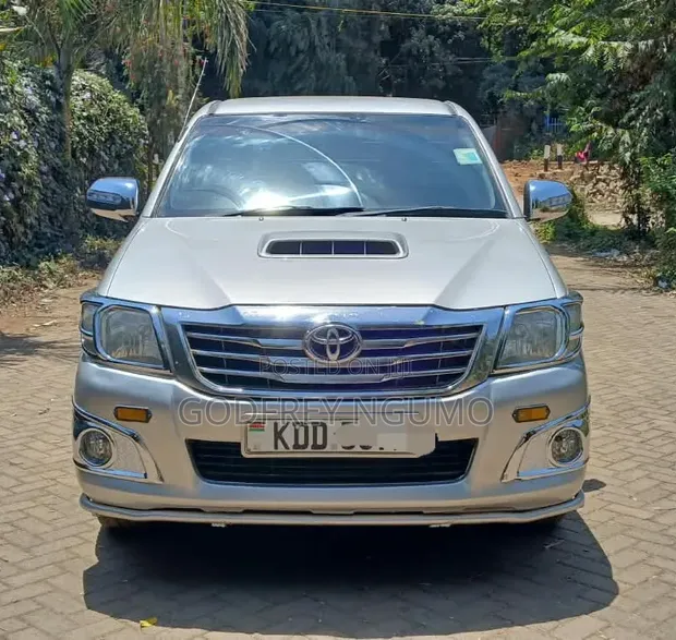 Toyota Hilux 2015 Silver - 1