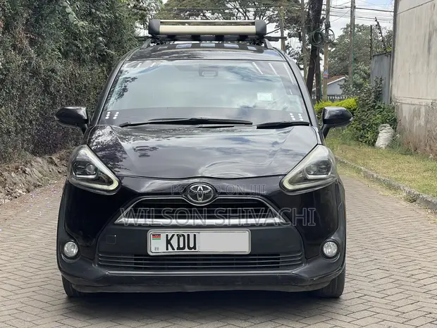 Toyota Sienta 2018 Kahawia - 1
