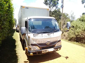 Toyota Dyna Food Truck 2013 Nyeupe