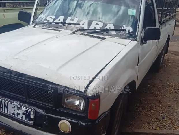 Nissan Pick-Up 2002 White - 1