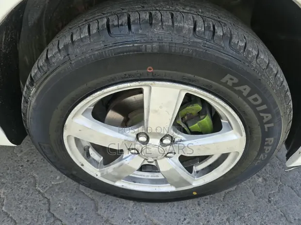 Toyota Ractis 2013 Nyeupe - 1