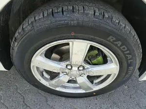 Toyota Ractis 2013 Nyeupe