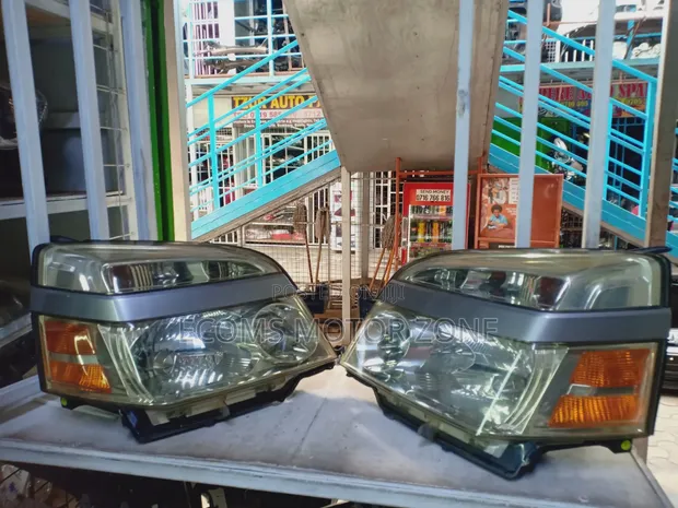 Mwangaza wa Mbele wa Toyota Voxy 2005 - 1