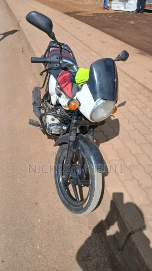 Bajaj Boxer 150 UG 2020 Nyeupe