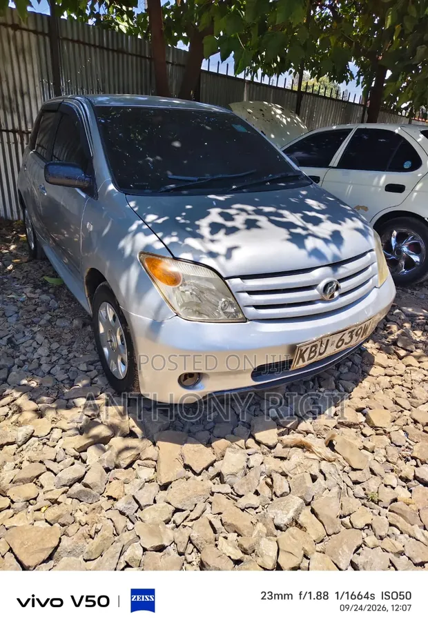 Toyota Vitz 1.5 FWD Hatchback 2005 Silver - 1
