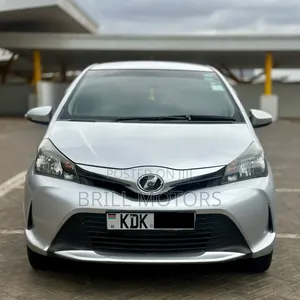 Toyota Vitz 2015 Nyeupe
