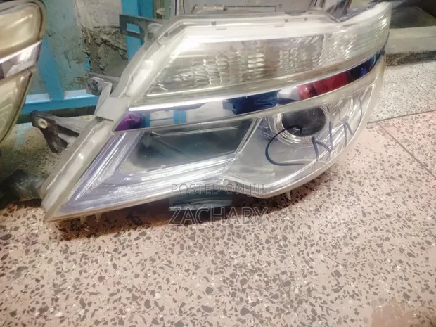 Toyota Serena Headlight ya Kushoto (Non-Xenon) - 1