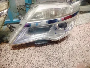 Toyota Serena Headlight ya Kushoto (Non-Xenon)