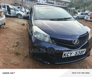 Toyota Vitz 2013 Nyeusi