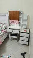 Jedwali la Kujipodoza na Kioo, Droo, Rafu, na Kiti - 2