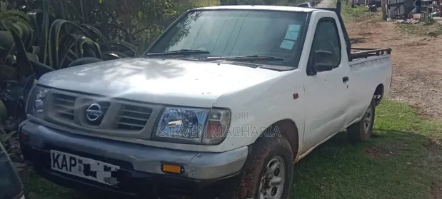 Nissan Hardbody 2005 White - 1