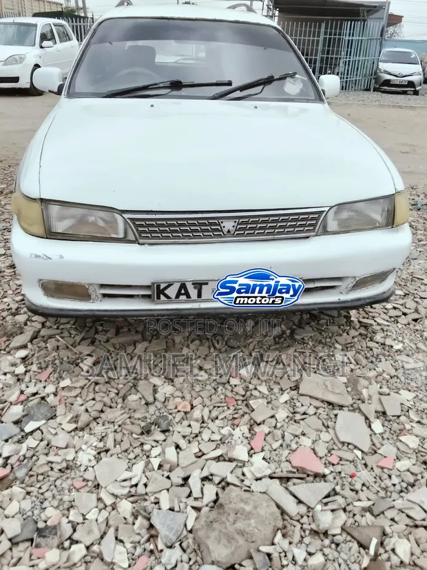 Toyota Corolla 1998 White - 1