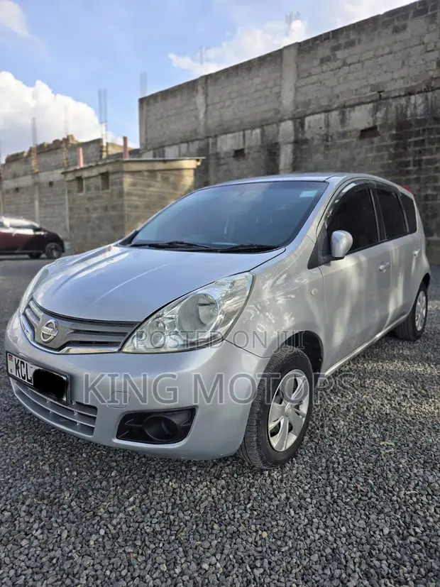 Nissan Note 2010 Silver - 1