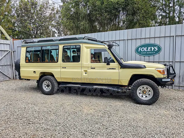 Toyota Land Cruiser 79 Series 2015 Beige - 1