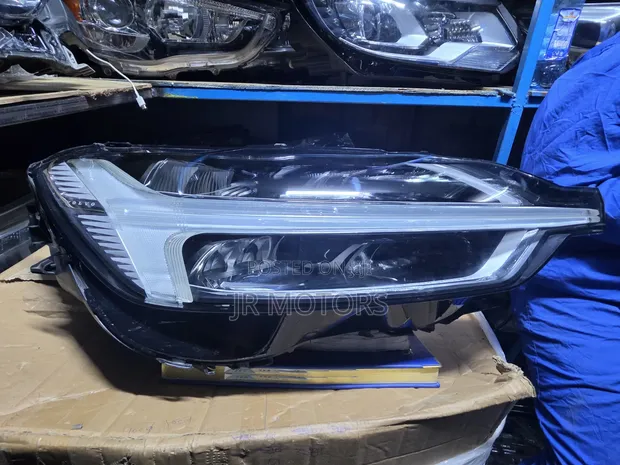 Volvo XC60 Headlights (Used) - 1