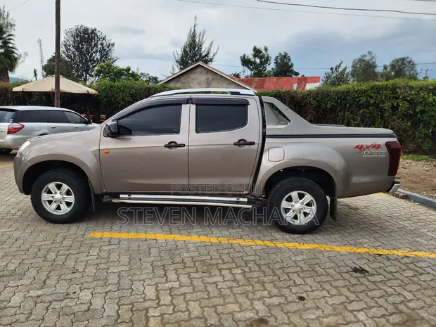 Isuzu D-MAX 2015 Silver - 1