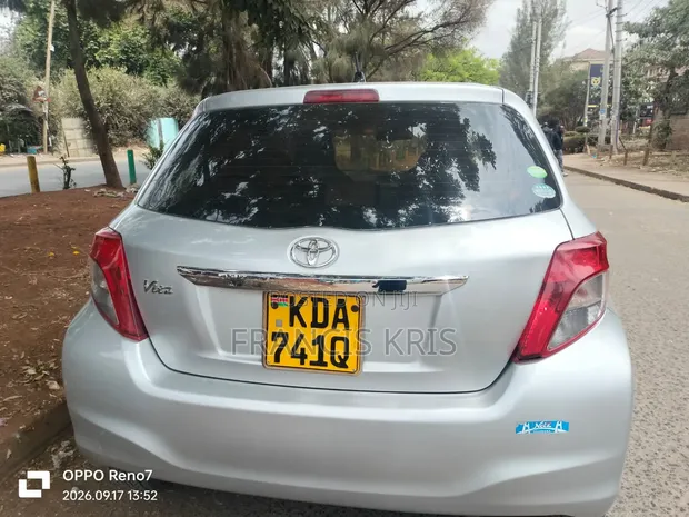 Toyota Vitz 2013 Silver - 1