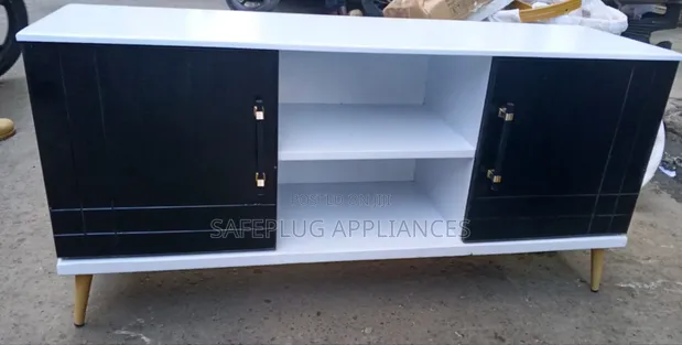 4.5ft Executive American Flats TV Stand - 1