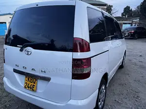 Toyota Noah 2.0 FWD (8 Seater) 2006
