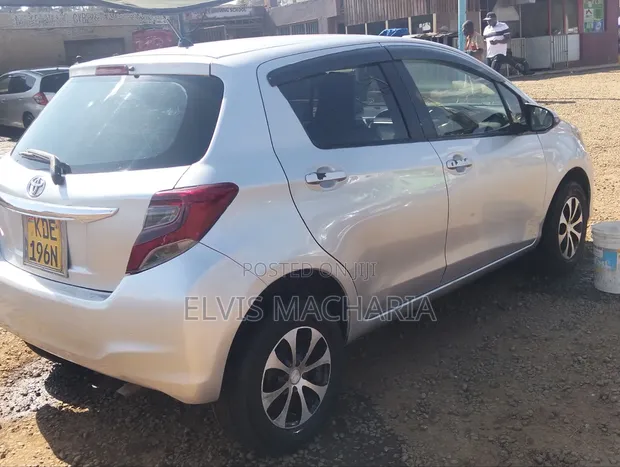 Toyota Vitz 2015 Silver - 1