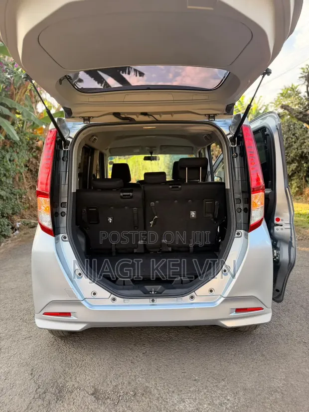 Toyota Roomy 2017 Nyeusi - 1