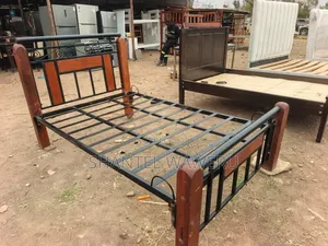 Kitanda cha 4x6 - Mbao ya Mahogany na Chuma
