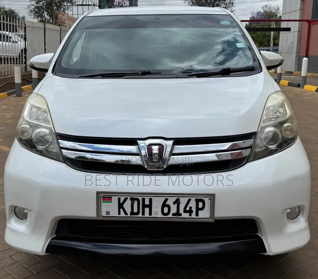 Toyota Isis 1.8 Platana 2WD 2015 White - 1