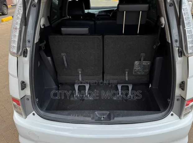 Toyota Isis 1.8L G-Edition 2WD 2015 Nyeupe - 1