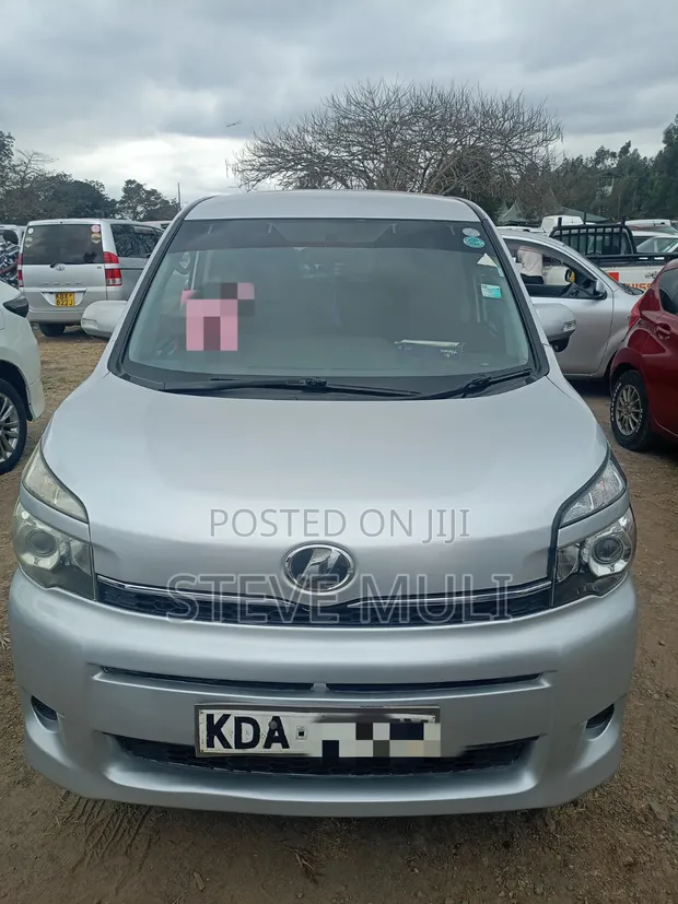 Toyota Voxy ZS 2WD 8-Seater 2013 Silver - 1