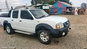 Nissan Hardbody Pickup 2005 Nyeupe