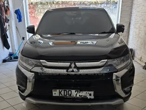 Mitsubishi Outlander 2017 Nyeusi