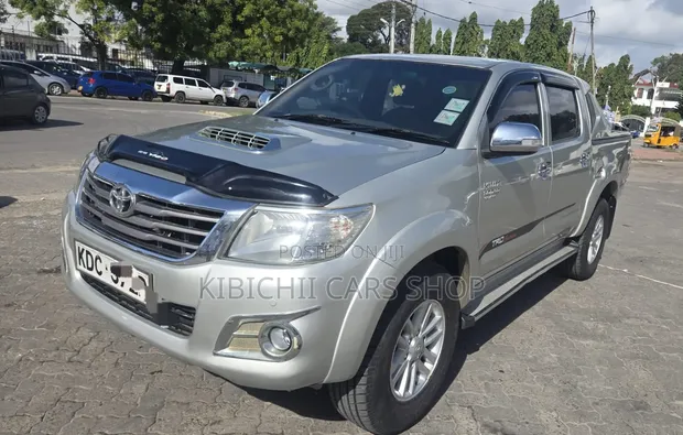 Toyota Hilux 2015 Silver - 1