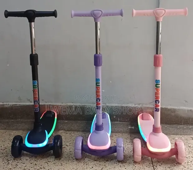 Scooter ya Watoto yenye Dekki Zinazong'aa za LED - 1