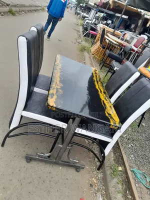 Seti ya 4 Viti na Meza ya Chakula Nyeusi na Nyeupe