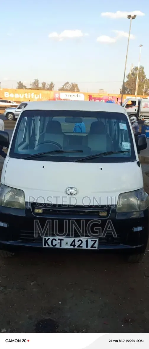 Toyota TownAce 2011 White - 1