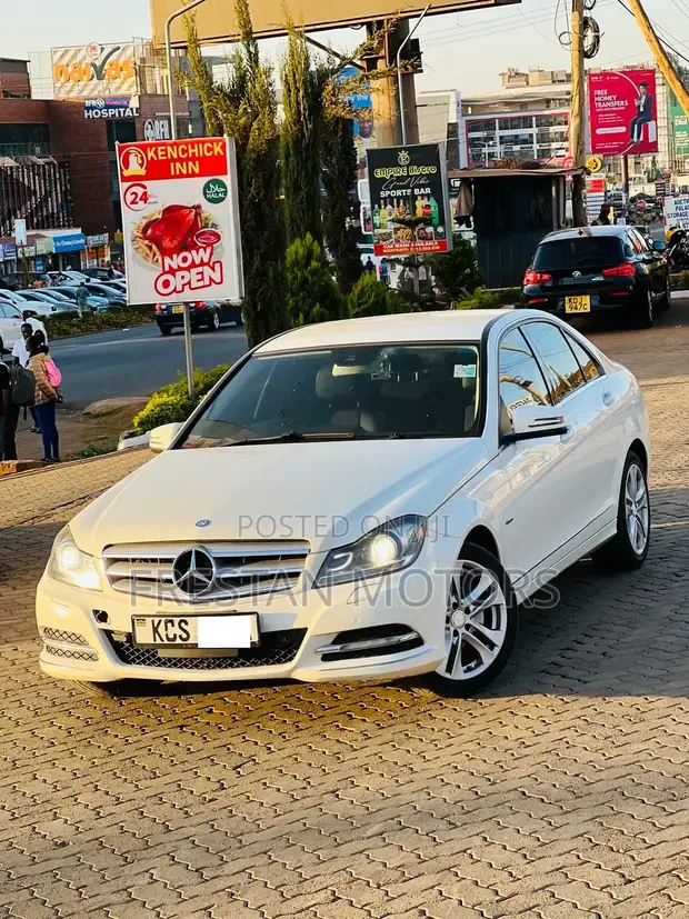 Mercedes-Benz C200 2011 White - 1