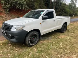 Toyota Hilux Workmate 2014 Nyeupe