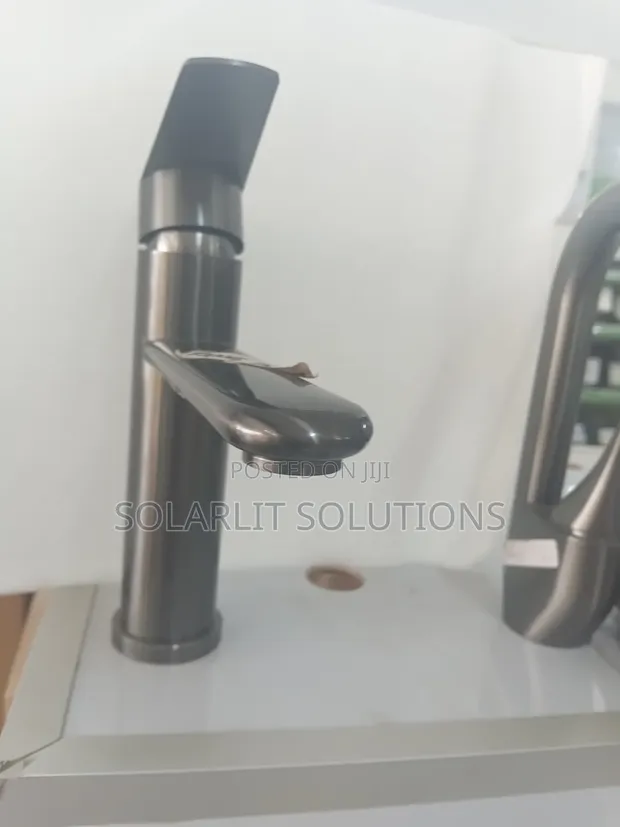 Modern Single-Handle Pull-Down Sink Mixer Faucet - 1