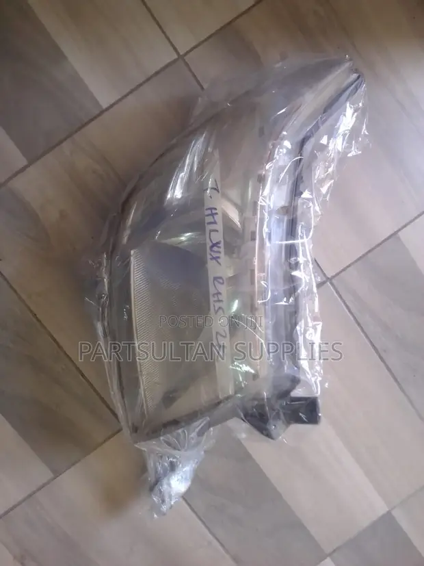 Toyota Hilux 2006 Right Hand Side Headlight - 1