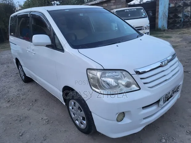Toyota Voxy 2005 Nyeupe - 1