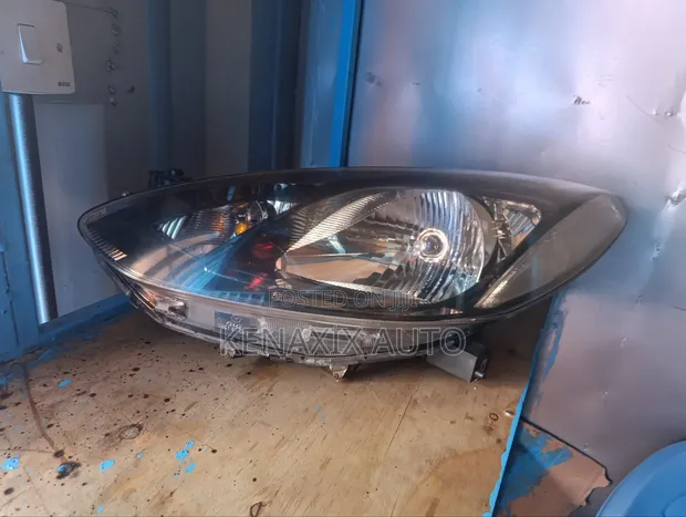 Mazda Demio 2007-2012 Headlight Isiyo Xenon (Iliyotumika) - 1
