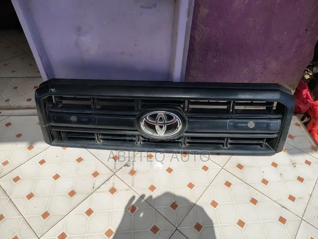 Grili ya Mbele ya Toyota Land Cruiser 79 Series Iliyotumika (Ex-Japan) - 1