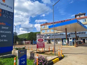 Mali ya Biashara na Kituo cha Petroli, Baa na Mgahawa