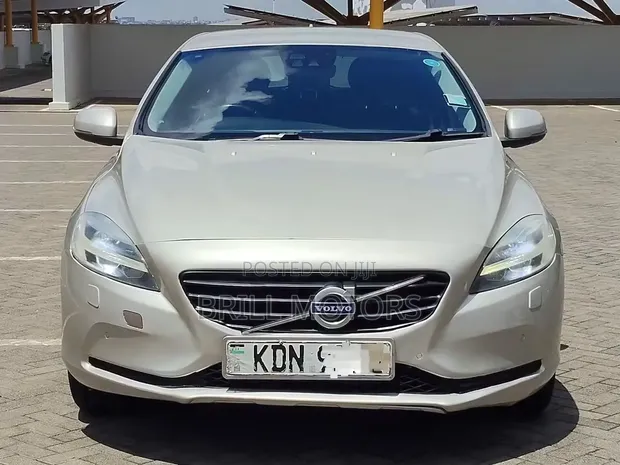 Volvo V40 2016 Gold - 1