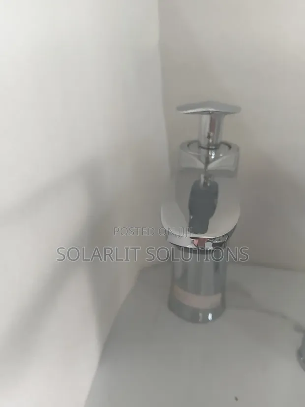 Modern Chrome Single-Handle Bathroom Basin Mixer Tap - 1