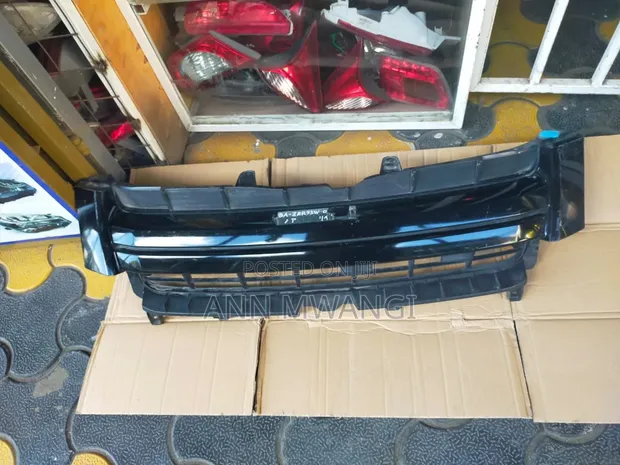 Grille ya Nissan Noah - Imetumika - 1