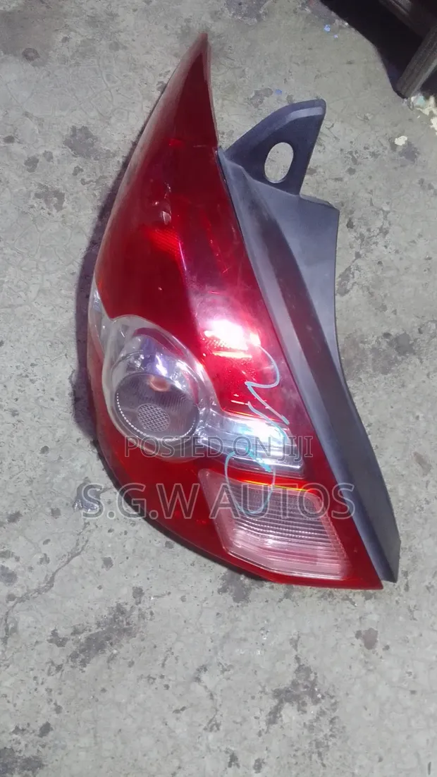 Nissan Tiida Hatchback Taillight Iliyotumika - 1
