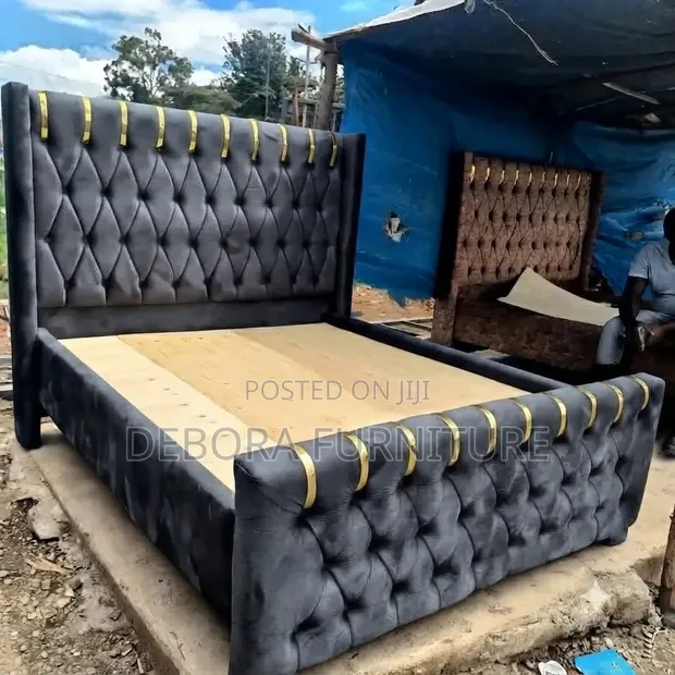 Kitanda cha Chester Nyeusi cha 5x6 chenye Vitu vya Dhahabu - 1